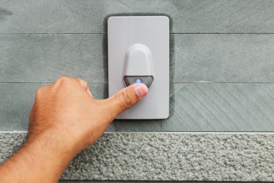 Finger drückt Klingel